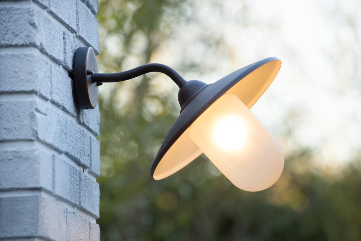Aruba Brun utendørslampe Fra Lucide - Denne robuste utendørsbelysningen er ikke bare lett å kombinere med en dimmer &ndash; du kan alltid skape den perfekte atmosfæren på terrassen din.