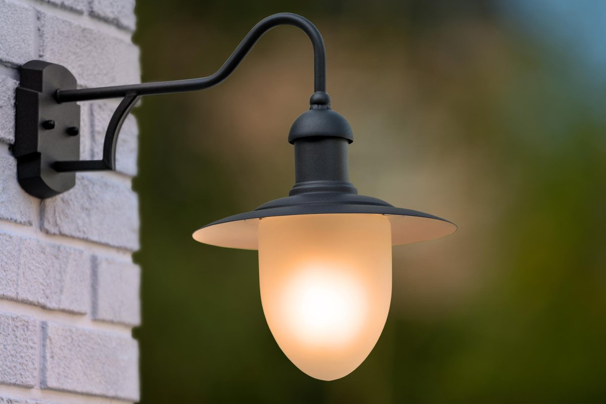Aruba Svart utendørslampe Fra Lucide - Takket være den forlengede armen får du ekstra fleksibilitet, som gjør det enkelt å sitte under belysningen på; en koselig benk eller ved utebordet.