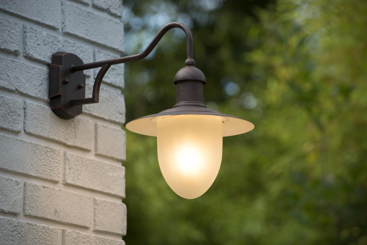Aruba Brun utendørslampe Fra Lucide - Takket være den forlengede armen får du ekstra plass å nyte under belysningen, enten du sitter på; en koselig sofa eller ved bordet p&aring; terrassen.