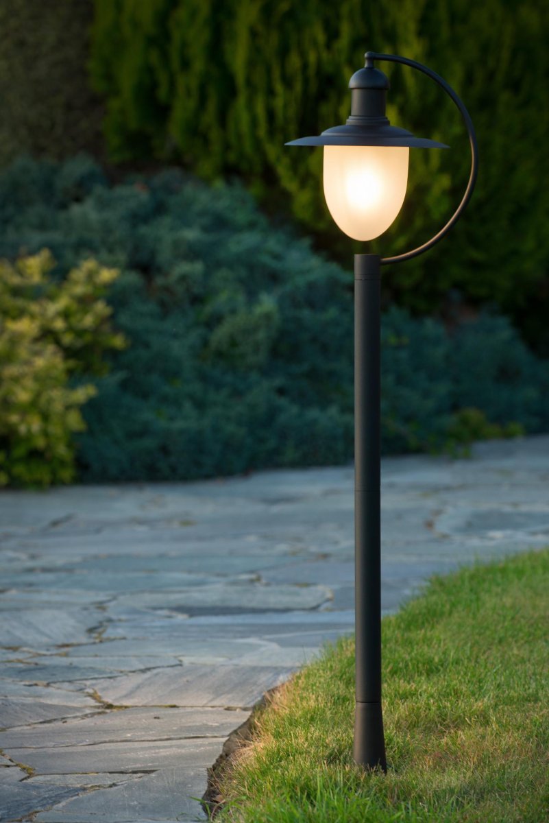 Aruba 110cm Svart pullerter Fra Lucide - Utelykten er sort og kan enkelt kombineres med en dimmer for å justere lysstyrken etter behov.