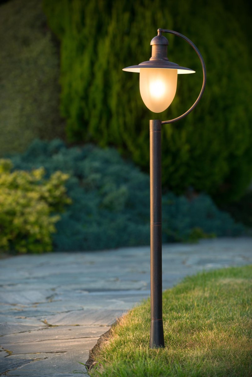 Aruba 110cm Brun pullerter Fra Lucide - Utelykten er rustbrun og kan enkelt kombineres med en dimmer, som gjør det mulig å justere lysstyrken og skape den rette atmosfæren til enhver tid.