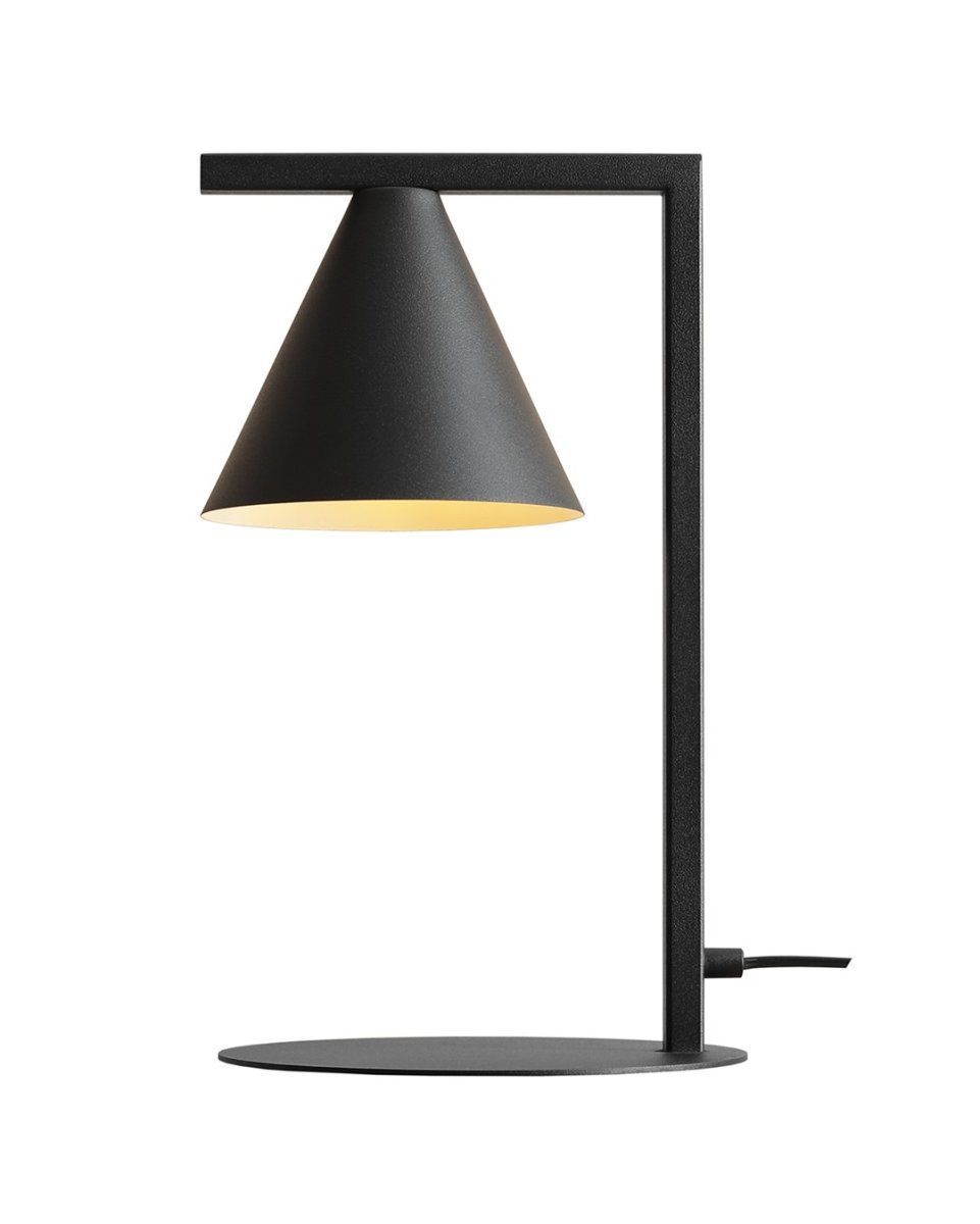 Form 40cm Svart bordlampe Fra Artera - Lampen gir et fokusert lys, som gjør den ideell å plassere på; et bord ved sofaen, sengen eller i et hjørne hvor det trengs ekstra lys.