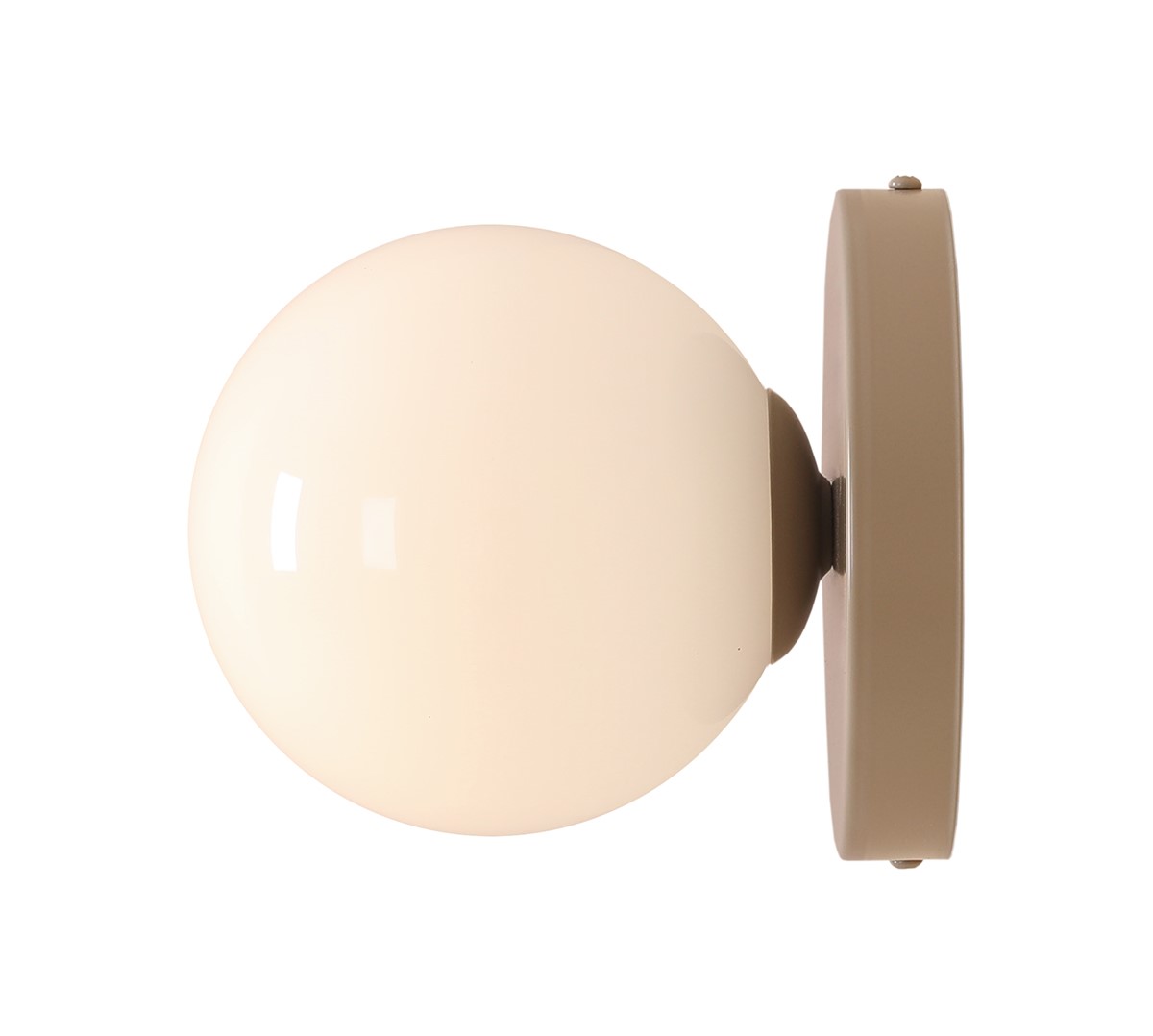 Ball Ø15 Beige vegglampe Fra Artera - Den kompakte designen gjør den perfekt for mindre rom, samtidig som den gir en moderne eleganse til veggen din.