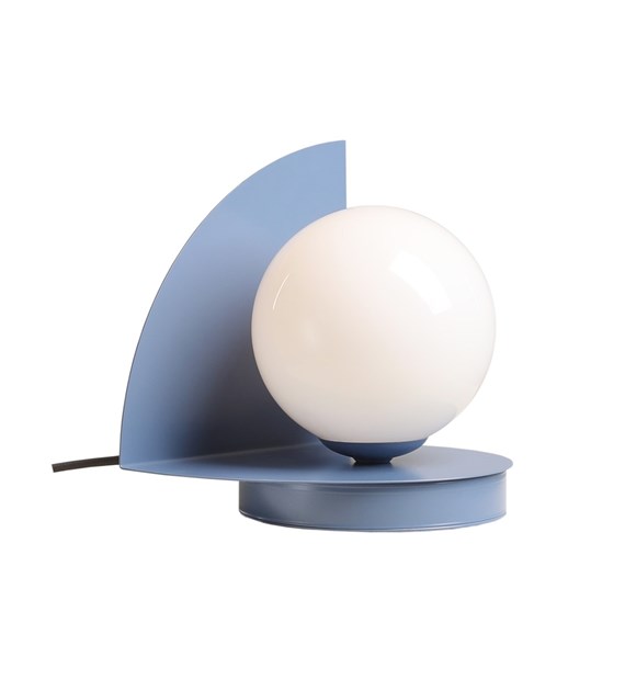 Loop 20cm Blå bordlampe Fra Artera - Loop er en moderne bordlampe med retrodesign i en fin dempet bl&aring; farge Den runde koppen av opalglass har en diameter på 14 cm og skaper et nydelig lys spredt rundt.