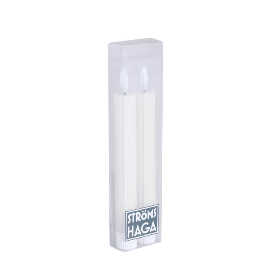Kronelys Idun Liten 2-pk Hvit Fra Strömshaga - Lysene med riflet design er laget for &aring; imitere tradisjonelle lys med en naturlig flimrende flamme, med alle fordelene til moderne LED-teknologi.