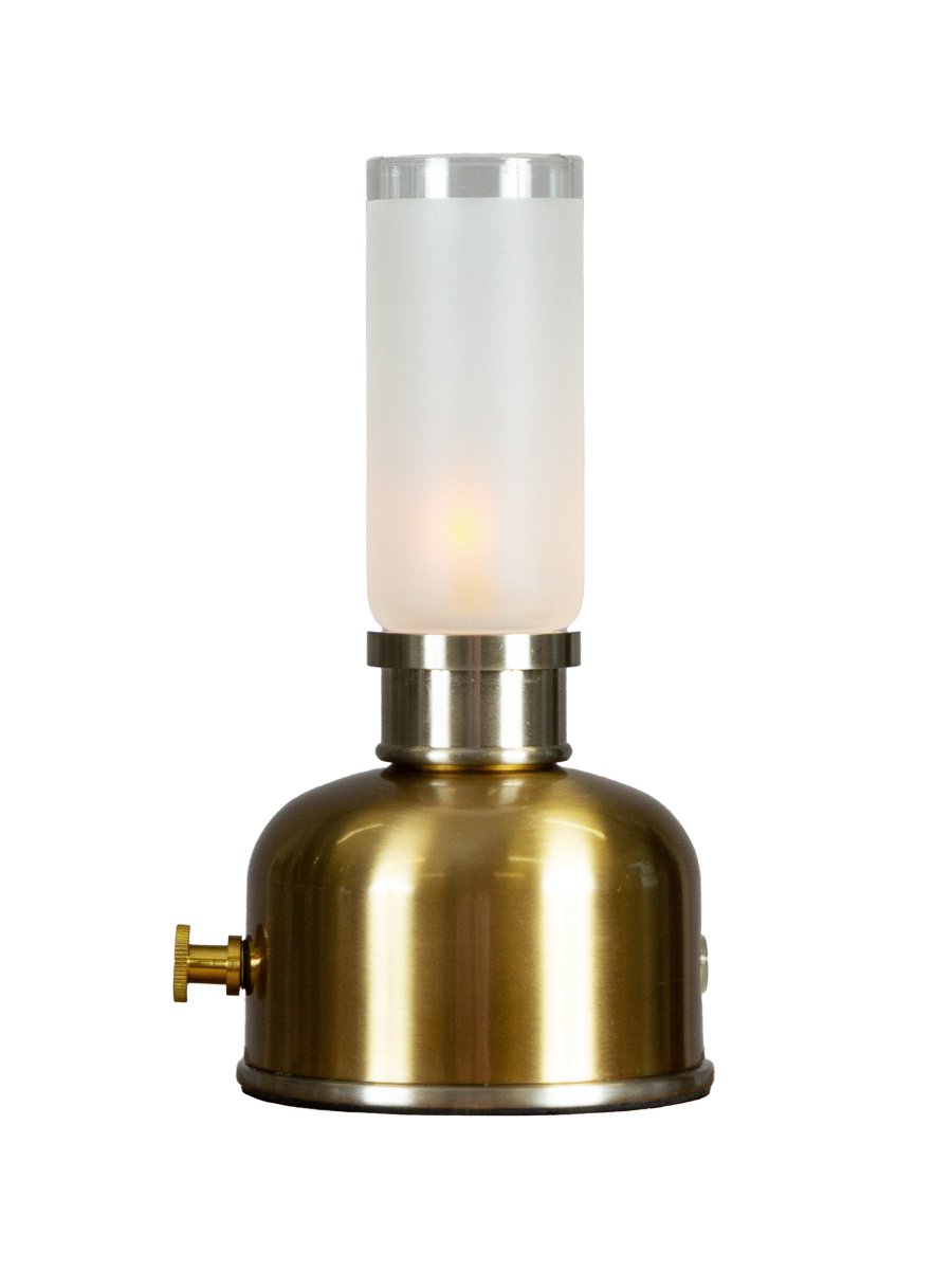 Frida 22cm Messing bærbar Fra PR Home - Den skaper en varm og stemningsfull atmosf&aelig;re med en fargetemperatur p&aring; omtrent 2400 Kelvin og en lysstr&oslash;m p&aring; 20&ndash;40 lumen, avhengig av dimmerniv&aring;et.