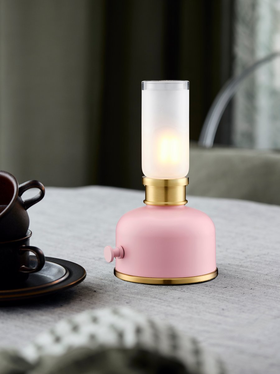 Frida 22cm Rosa bærbar Fra PR Home - Den skaper en varm og stemningsfull atmosf&aelig;re med en fargetemperatur p&aring; omtrent 2200 Kelvin og en lysstr&oslash;m p&aring; 20&ndash;40 lumen, avhengig av dimmerniv&aring;et.