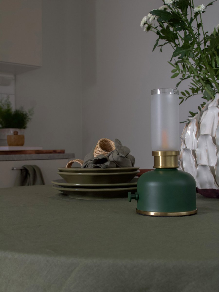 Frida 22cm Mørkegrønn bærbar Fra PR Home - Den skaper en varm og stemningsfull atmosf&aelig;re med en fargetemperatur p&aring; omtrent 2000 Kelvin og en lysstr&oslash;m p&aring; 20&ndash;40 lumen, avhengig av dimmerniv&aring;et.