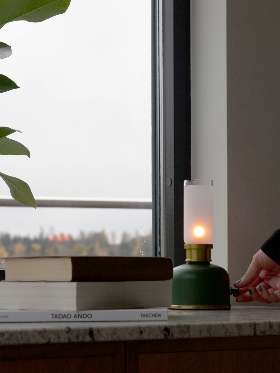 Frida 22cm Mørkegrønn bærbar Fra PR Home - Den skaper en varm og stemningsfull atmosf&aelig;re med en fargetemperatur p&aring; omtrent 2000 Kelvin og en lysstr&oslash;m p&aring; 20&ndash;40 lumen, avhengig av dimmerniv&aring;et.