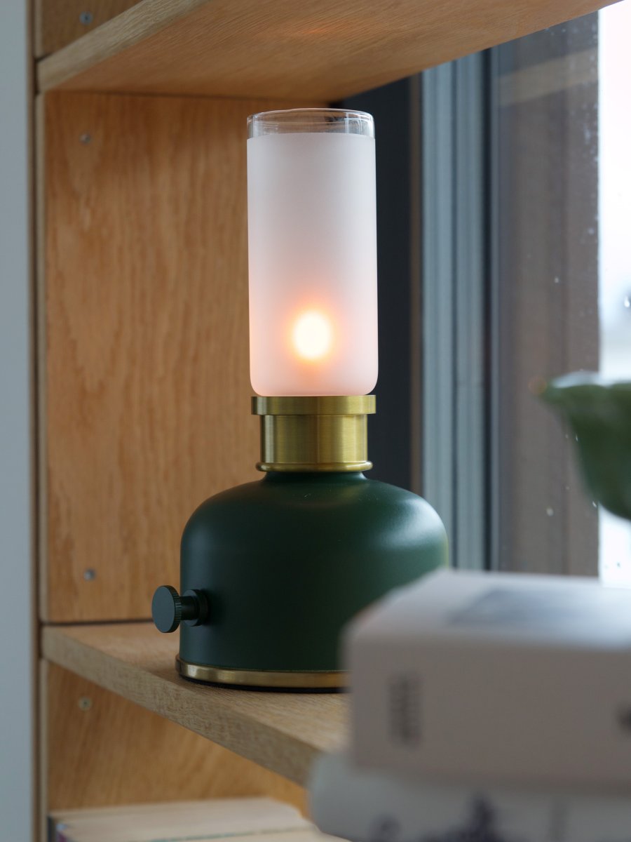 Frida 22cm Mørkegrønn bærbar Fra PR Home - Den skaper en varm og stemningsfull atmosf&aelig;re med en fargetemperatur p&aring; omtrent 2000 Kelvin og en lysstr&oslash;m p&aring; 20&ndash;40 lumen, avhengig av dimmerniv&aring;et.