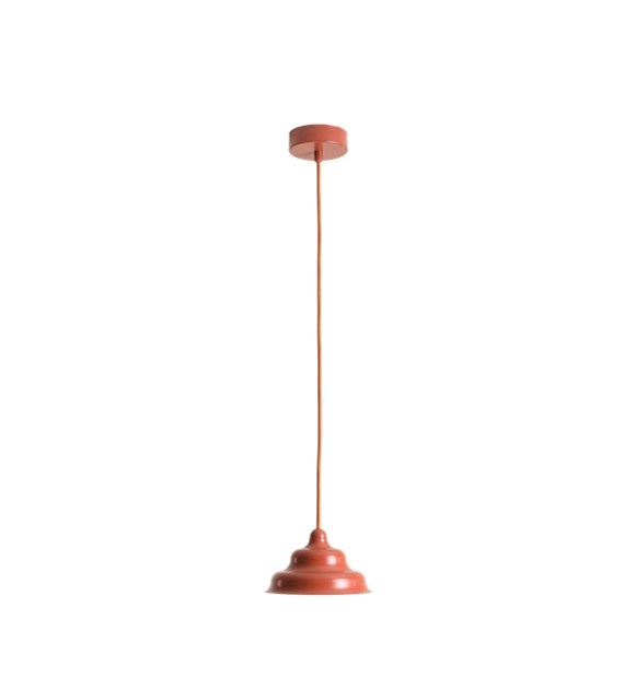 Wave Ø17 Oransje Taklampe Fra Artera - Den solide skyggen av metall i en r&oslash;dbrun farge gir en fin spredning av lys nedover, noe som gj&oslash;r den perfekt &aring; henge over spisebordet eller kj&oslash;kkenet.
