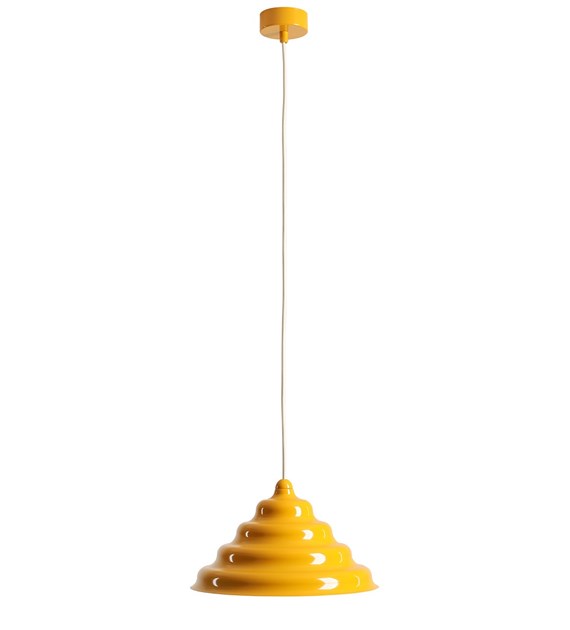 Wave Ø30 Gul Taklampe Fra Artera - Den solide skyggen av metall i en matt sterk gul farge gir en fin spredning av lys nedover, noe som gjør den perfekt å henge over spisebordet eller kjøkkenet.