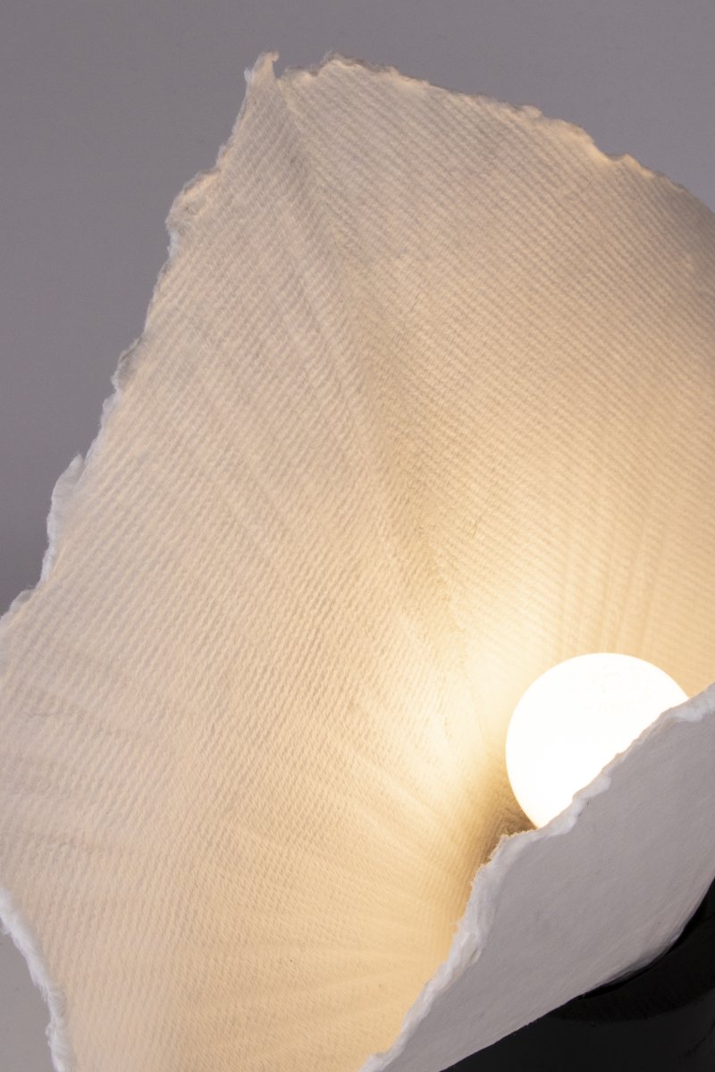 Tropez 35cm Svart og hvitt bordlampe Fra Globen Lighting - Siden lampen er h&aring;ndlaget av et levende materiale, kan variasjoner i form og uttrykk forekomme, noe som gj&oslash;r hver Tropez unik.