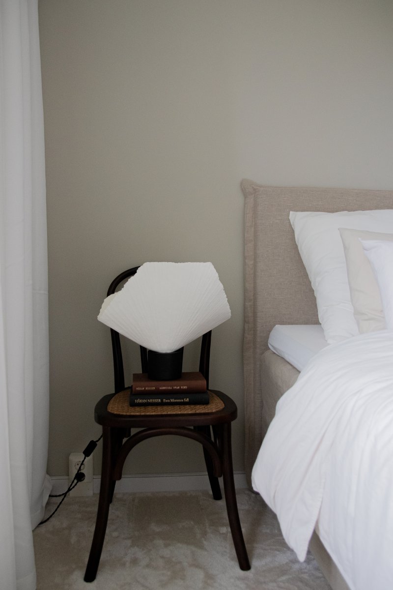 Tropez 35cm Svart og hvitt bordlampe Fra Globen Lighting - Siden lampen er h&aring;ndlaget av et levende materiale, kan variasjoner i form og uttrykk forekomme, noe som gj&oslash;r hver Tropez unik.