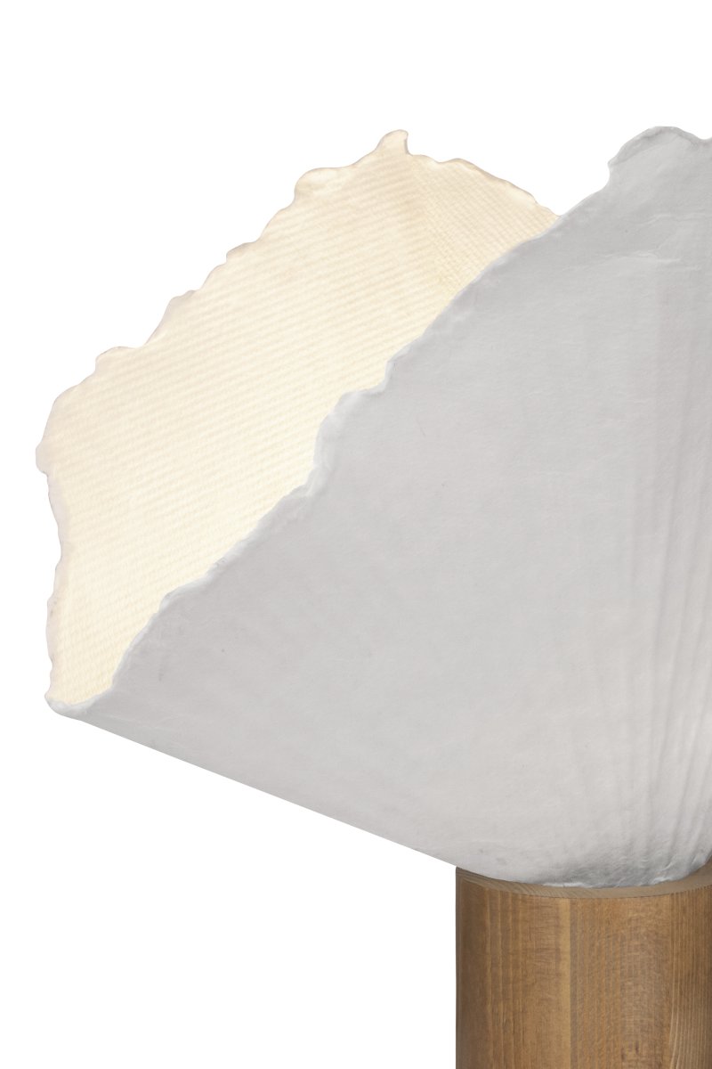 Tropez 35cm Eik/hvit bordlampe Fra Globen Lighting - Tropez er en håndlaget bordlampe i pappmaché, hvor hvert stykke bærer spor av håndverket som formet den.