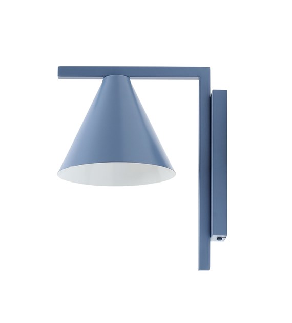 Form 23cm Blå vegglampe Fra Artera - Denne minimalistiske vegglampen med sin elegante kjegleformede skjerm i en dempet blåtone er det perfekte valget for de som ønsker et stilig og moderne uttrykk i hjemmet sitt.