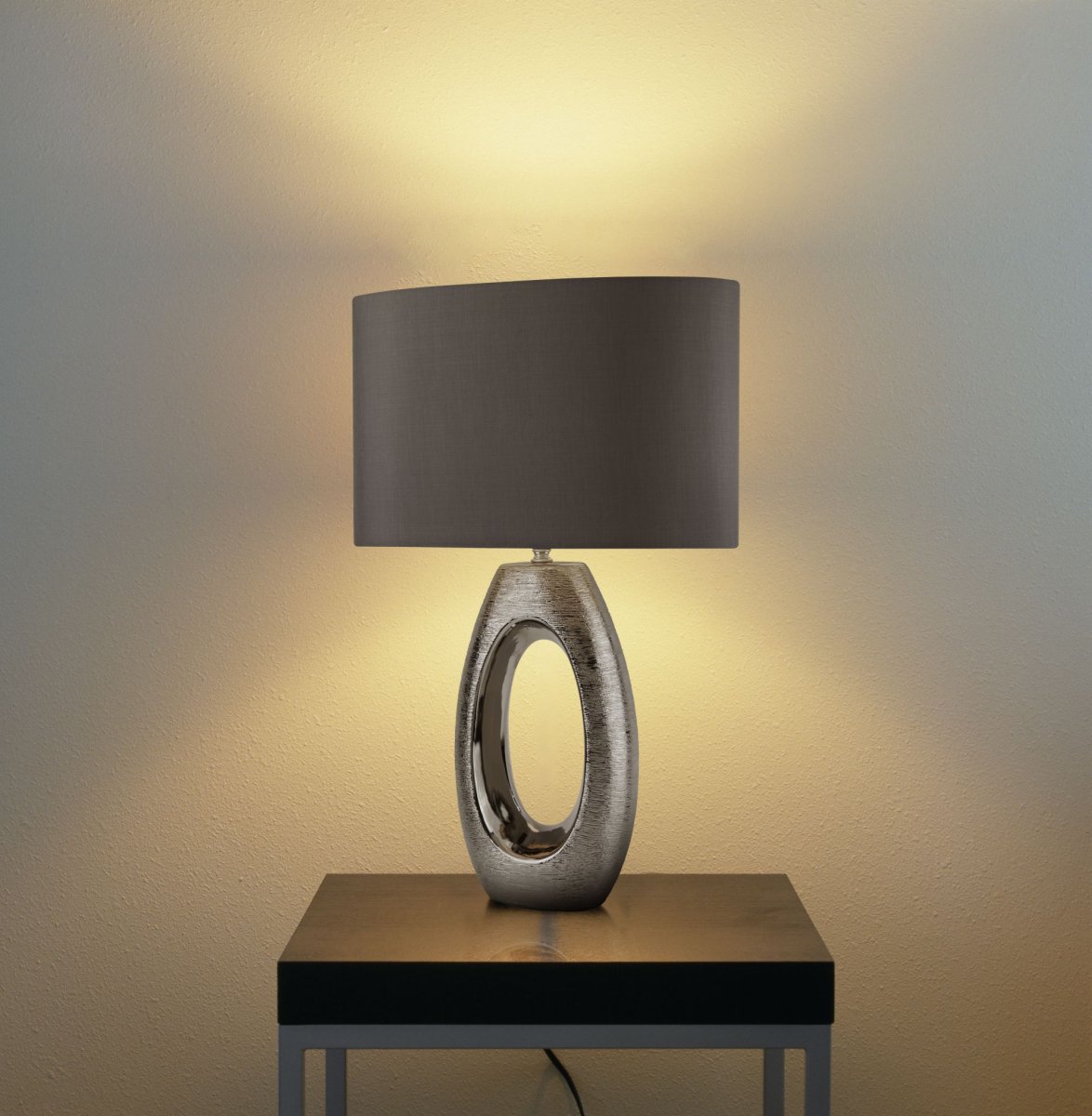 Artisan 60cm Krom bordlampe Fra Searchlight - Denne eksklusive bordlampen kombinerer en unik, speillignende sokkel i en metallisk finish med en elegant grønn; lampeskjerm.