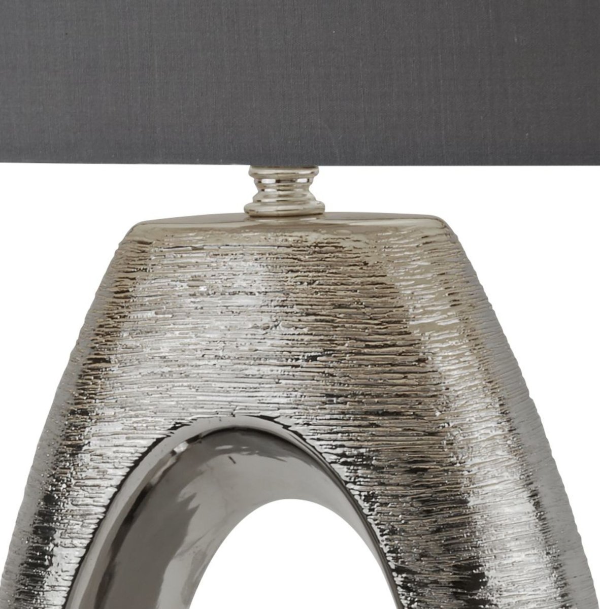 Artisan 60cm Krom bordlampe Fra Searchlight - Denne eksklusive bordlampen kombinerer en unik, speillignende sokkel i en metallisk finish med en elegant grønn; lampeskjerm.