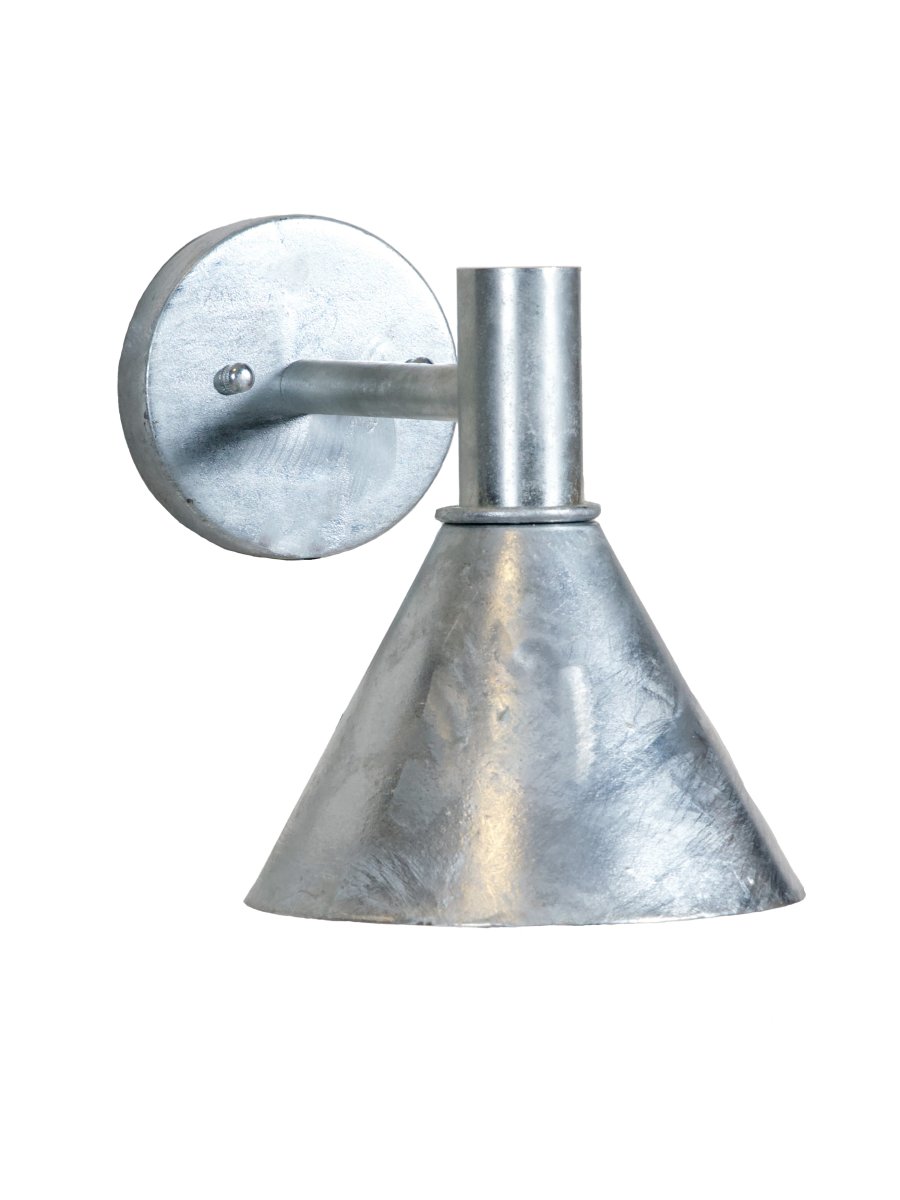 MiniTripp Galvanisert utendørslampe Fra PR Home - Den robuste konstruksjonen gir et slitesterkt inntrykk og gj&oslash;r lampen godt egnet for b&aring;de innend&oslash;rs og utend&oslash;rs milj&oslash;er.