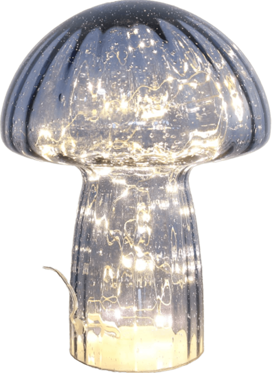 Svamp 23cm Blå bordlampe Fra Pixie Design - Den er utstyrt med en timer og en praktisk 5-trinns dimmer for &aring; justere lyset etter behov, noe som gj&oslash;r den perfekt for b&aring;de arbeidsbelysning og koselig kveldsbelysning.