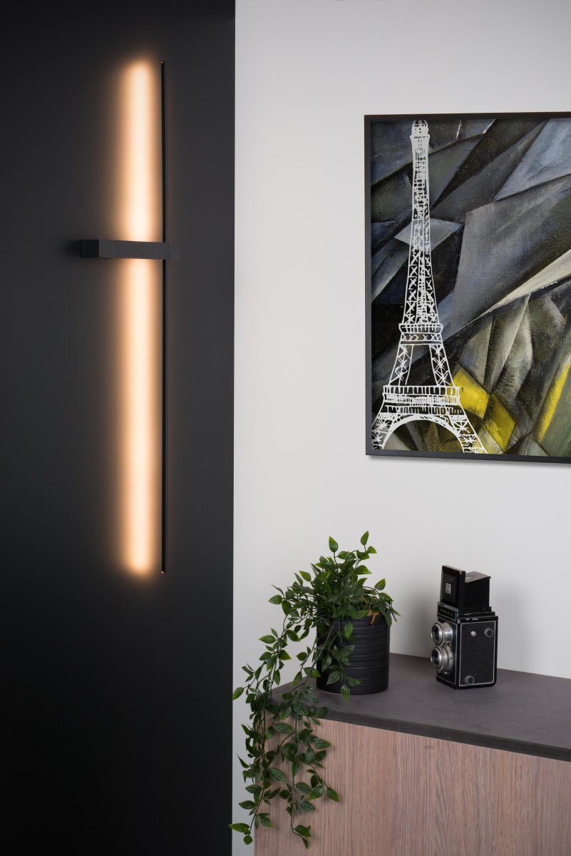 Segin 90cm Svart vegglampe Fra Lucide - Det høykvalitets aluminiumsdesignet sørger for at vegglampens moderne og indirekte lys virkelig kommer til sin rett.