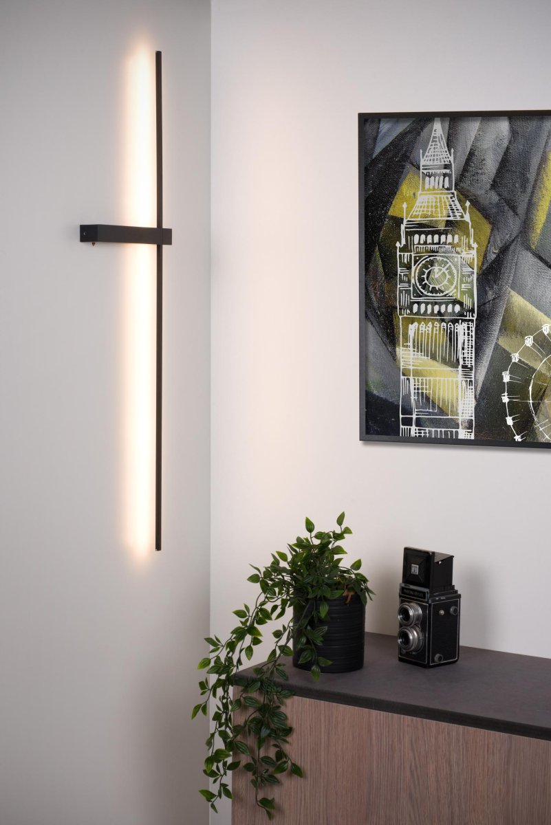 Segin 90cm Svart vegglampe Fra Lucide - Det høykvalitets aluminiumsdesignet sørger for at vegglampens moderne og indirekte lys virkelig kommer til sin rett.
