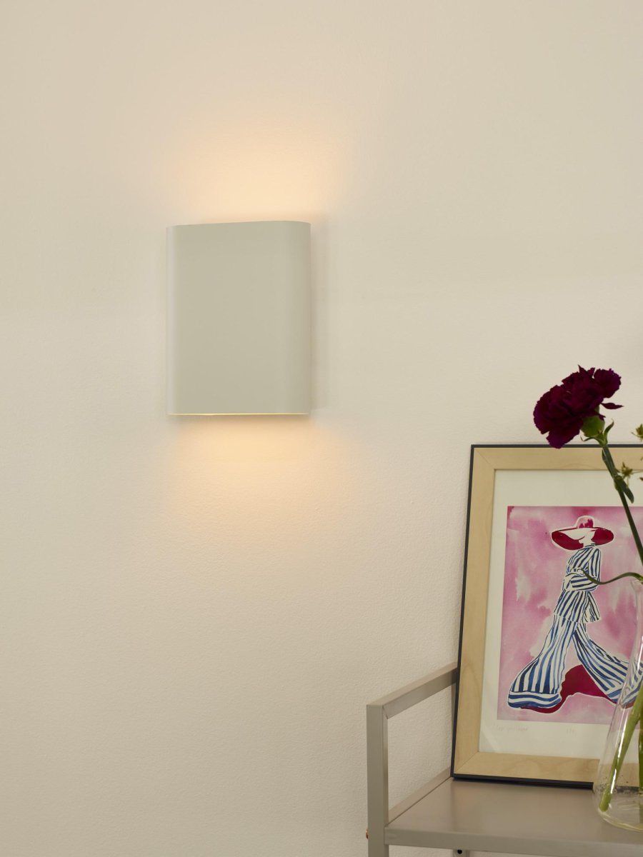 Ovalis 20cm Hvit vegglampe Fra Lucide - Med en st&oslash;rrelse p&aring; 20 cm x 8,5 cm, den er enkel &aring; plassere over en sentral koblingsboks.