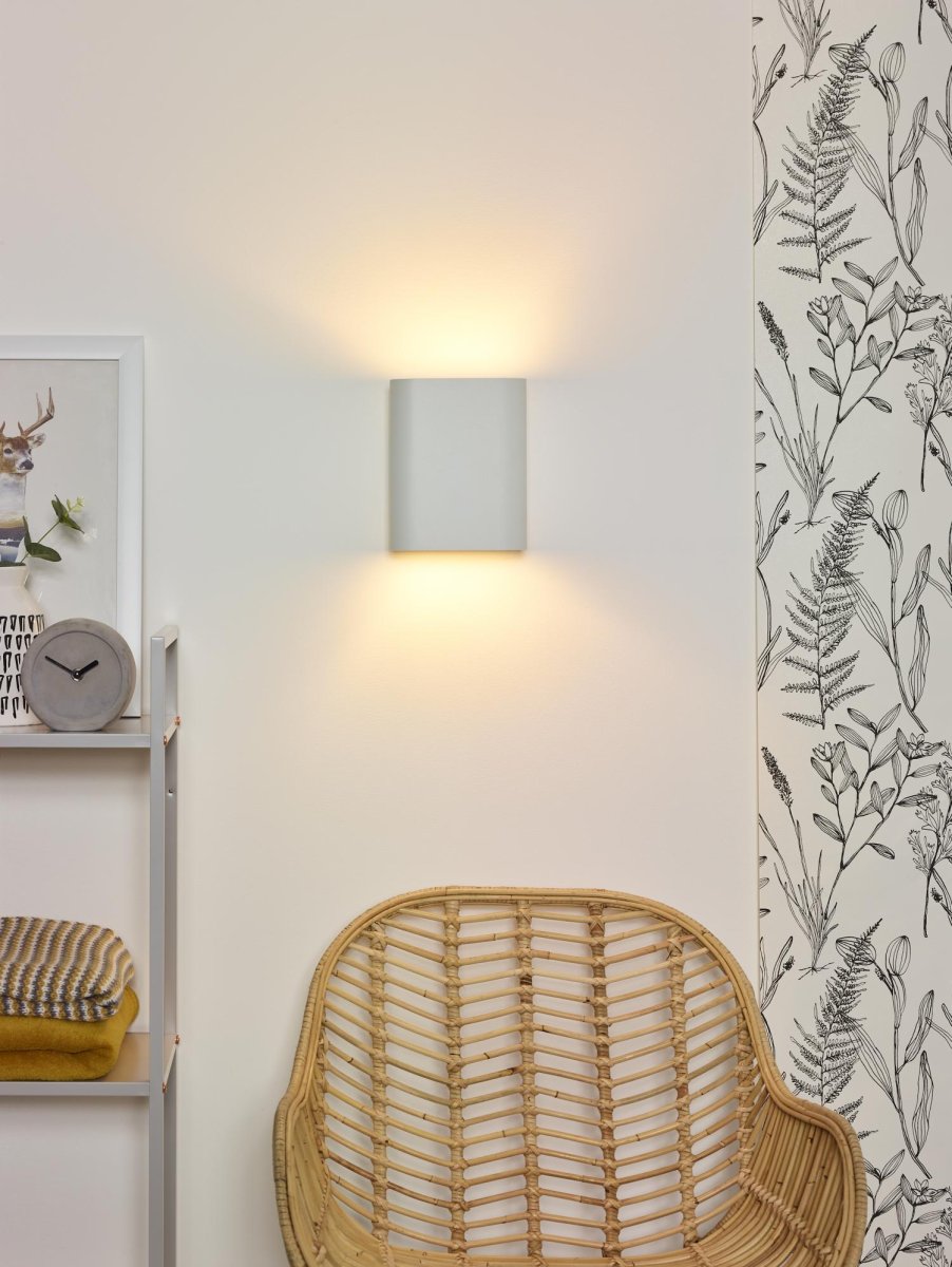 Ovalis 20cm Hvit vegglampe Fra Lucide - Med en st&oslash;rrelse p&aring; 20 cm x 8,5 cm, den er enkel &aring; plassere over en sentral koblingsboks.