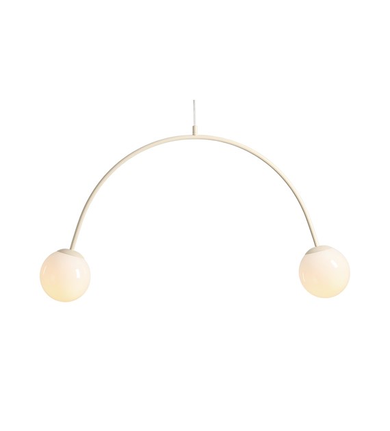 Una 84cm Kremhvit Taklampe Fra Artera - Una metallpendellampe i kremhvit farge har et særegent og moderne design med en buet arm som holder to hvite glasskjermer.