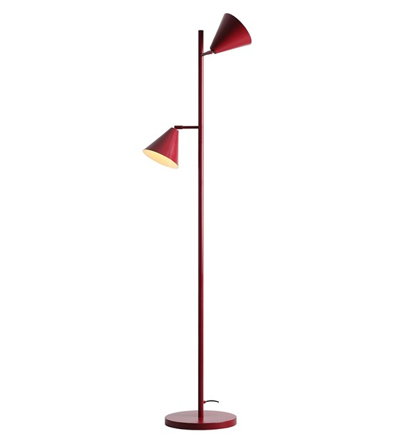 Form 2 Burgunder gulvlampe Fra Artera - Denne minimalistiske gulvlampen med sine to elegante kjegleformede skjermer i burgunderfarge er det perfekte valget for de som ønsker et stilig og moderne uttrykk i hjemmet sitt.