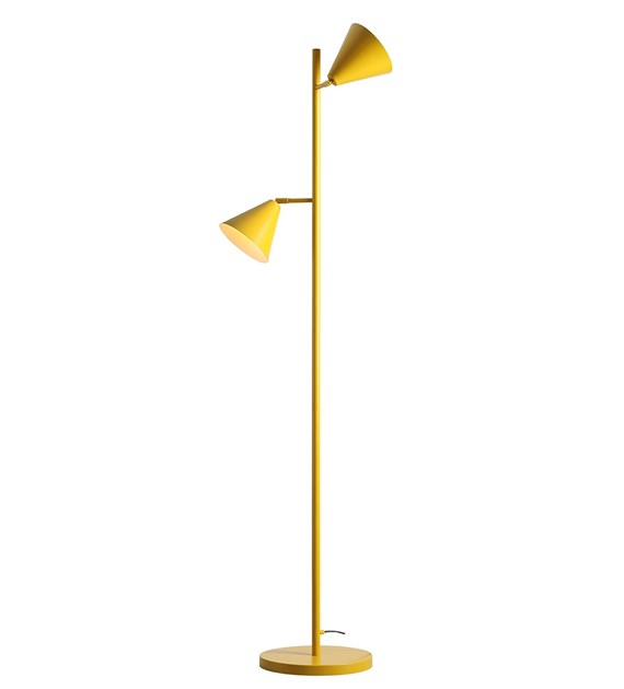 Form 2 Gul gulvlampe Fra Artera - Denne minimalistiske gulvlampen med sine to elegante kjegleformede skjermer i sennepsgul farge er det perfekte valget for de som ønsker et stilig og moderne uttrykk i hjemmet sitt.