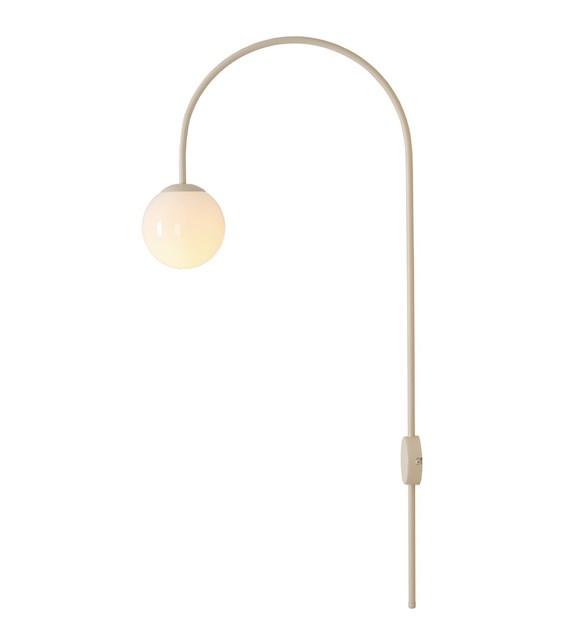 Una 42cm Kremhvit vegglampe Fra Artera - Denne vegglampen i kremhvitt metall har et moderne og stilig design med en buet arm som elegant holder den hvite glassskjermen.