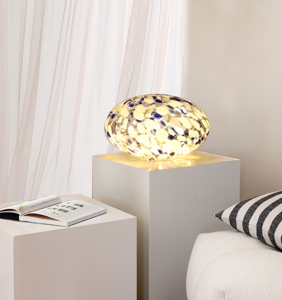 Sten 15cm Blå/Hvit bordlampe Fra Pixie Design - Steinlampen fra Pixie Design har et vakkert design med en marmorert overflate i bl&aring;tt.