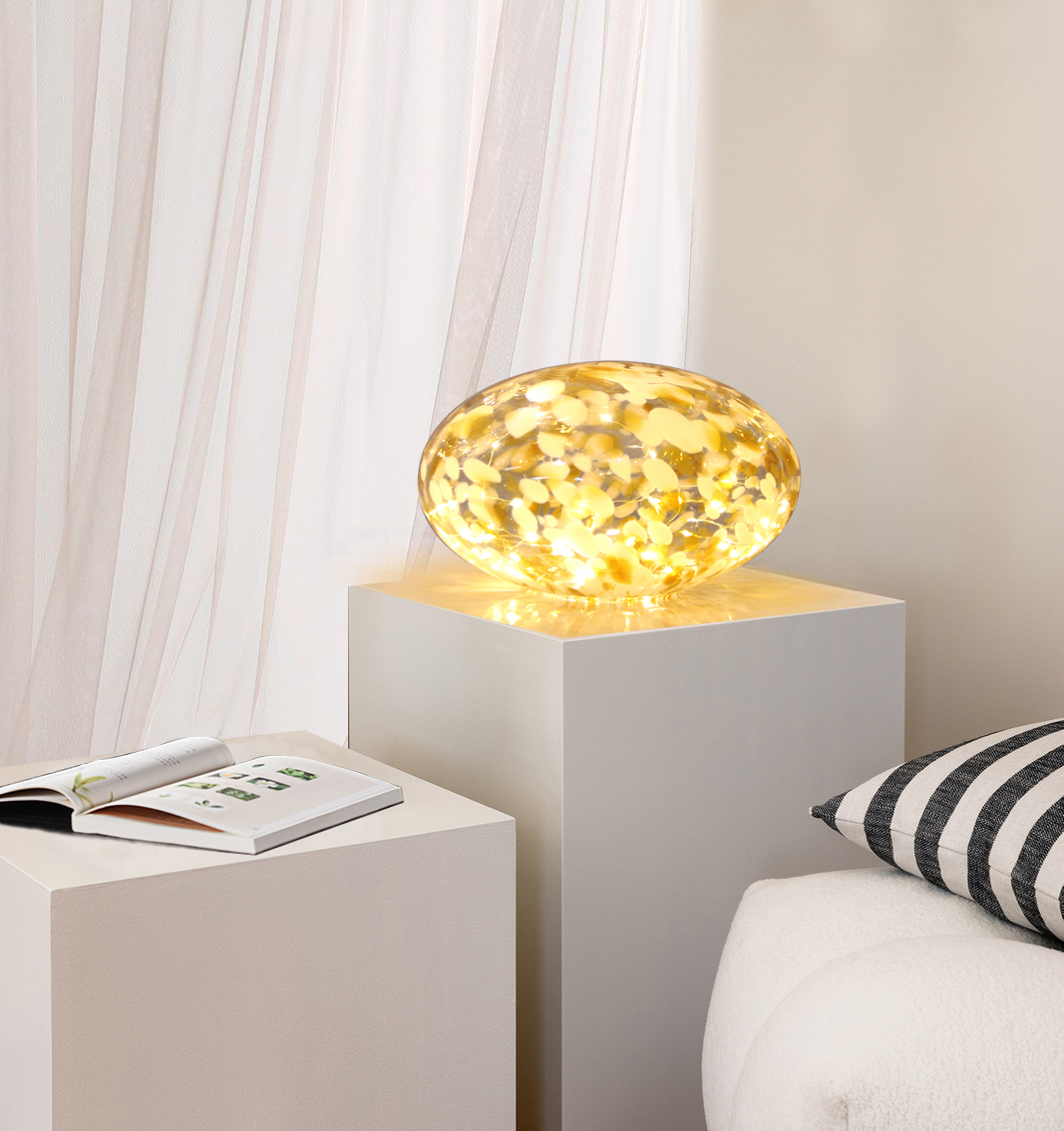 Sten 15cm Brun/Hvit bordlampe Fra Pixie Design - Steinlampen fra Pixie Design har et vakkert design med en marmorert overflate i brunt og hvitt.