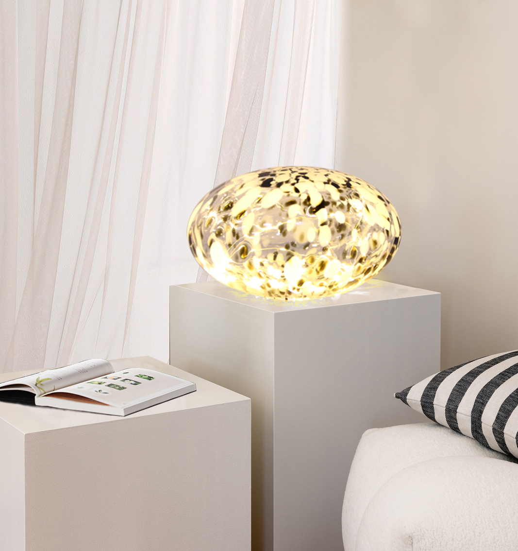 Sten 15cm Svart og hvitt bordlampe Fra Pixie Design - Steinlampen fra Pixie Design har et vakkert design med en marmorert overflate i svart og hvitt.