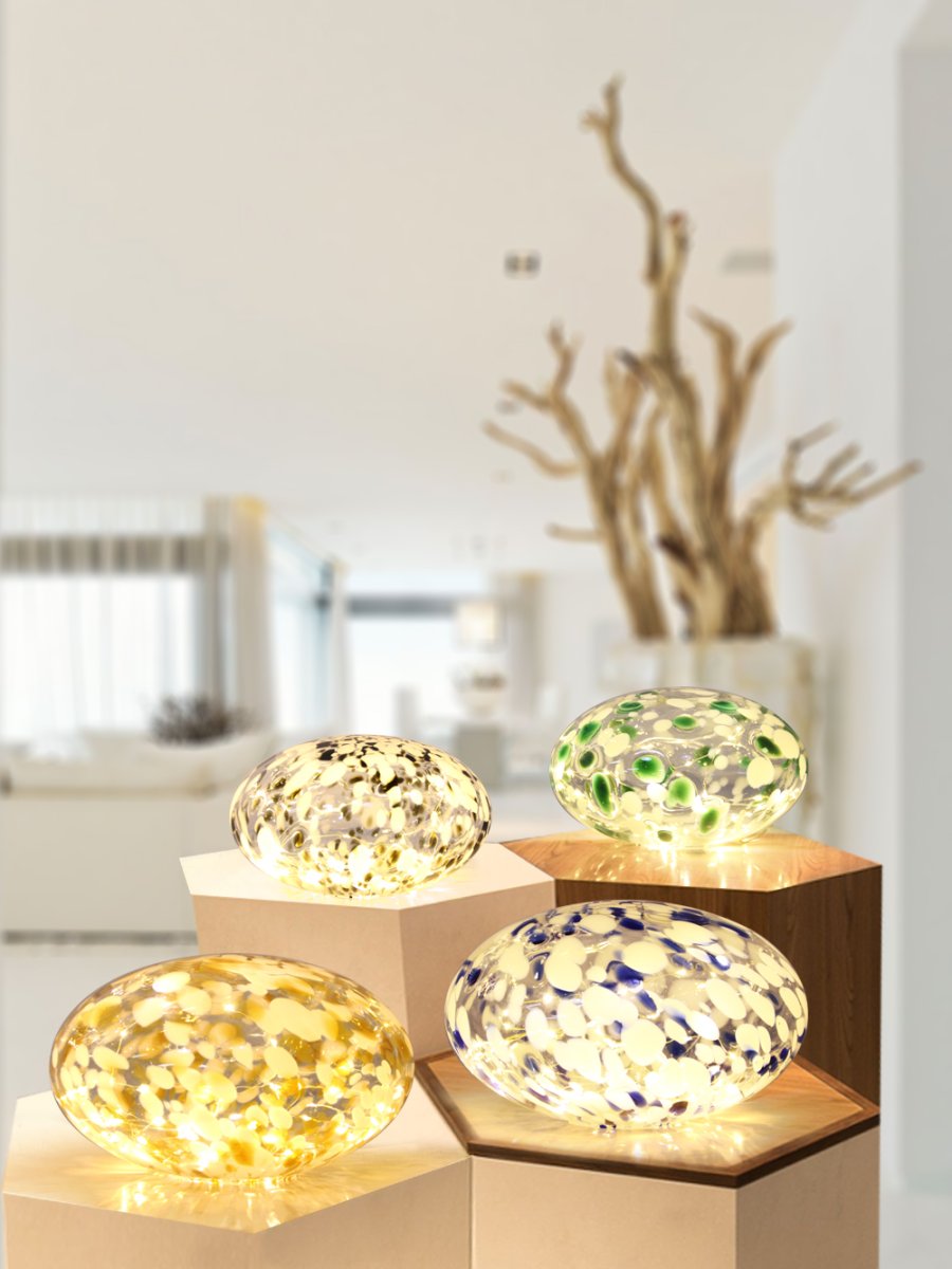 Sten 15cm Grønn/Hvit bordlampe Fra Pixie Design - Steinlampen fra Pixie Design har et vakkert design med en marmorert overflate i gr&oslash;nt og hvitt.