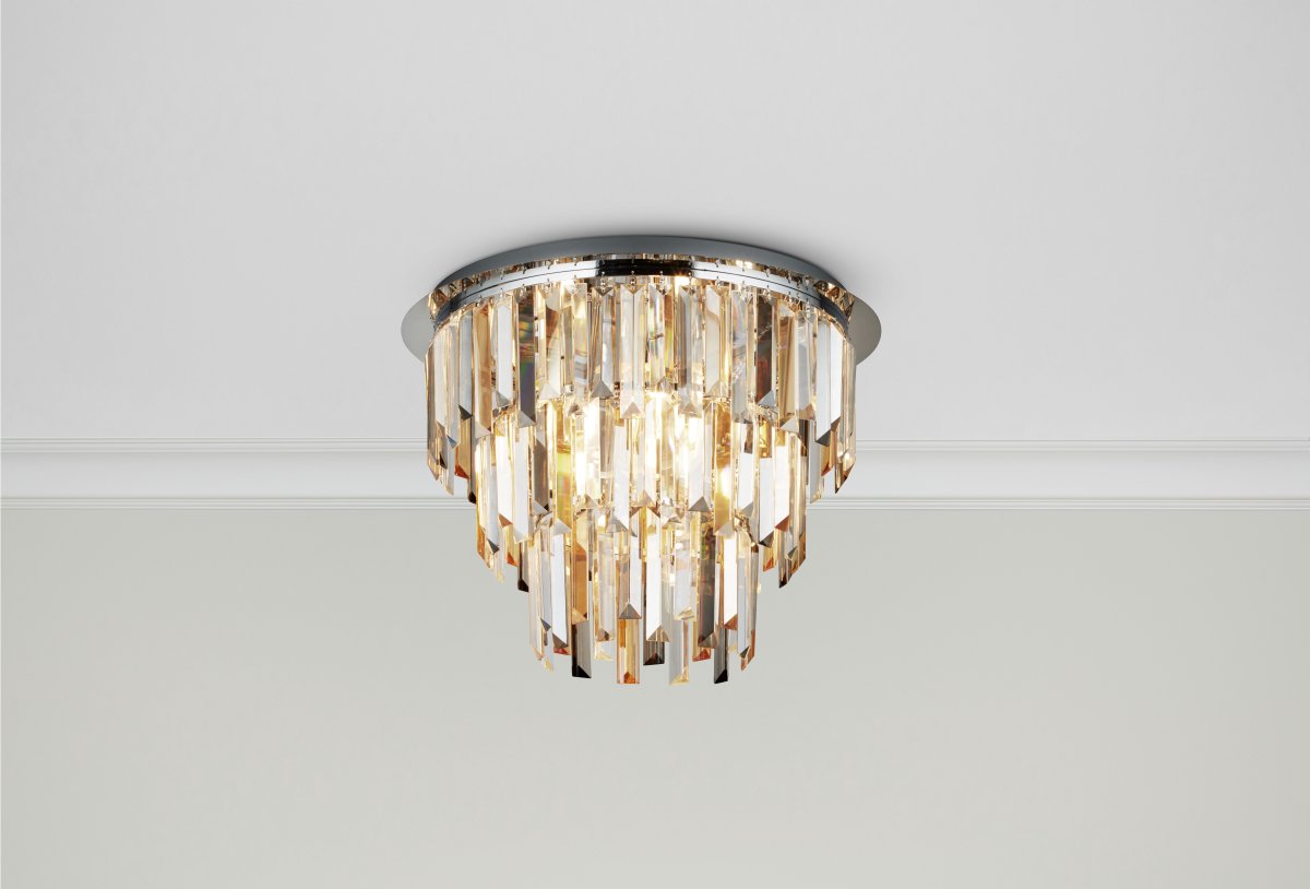 Clarissa Ø45 Krom krystall Fra Searchlight - Montert n&aelig;r taket p&aring; en krombase, gir den en subtil f&oslash;lelse av glamour, perfekt for moderne stue og spisestue.