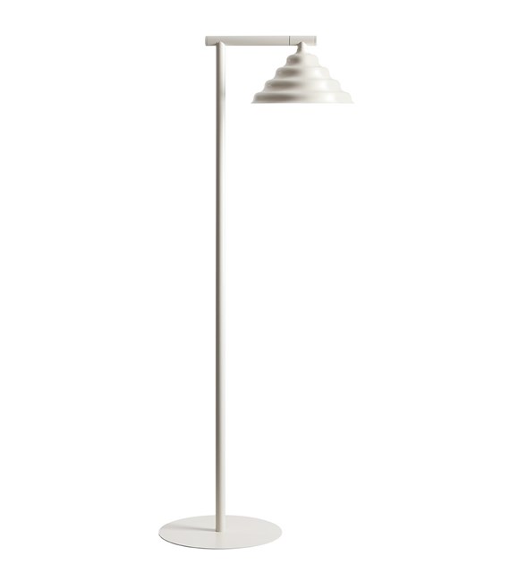 Wave Kremhvit gulvlampe Fra Artera - Det minimalistiske designet gjør den perfekt som leselampe ved siden av sofaen eller som en dekorativ detalj i stuen eller soverommet.