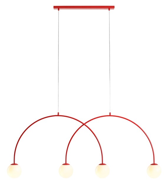 Una 150cm RØD Taklampe Fra Artera - Una takpendellampe i rødt metall har et særegent og moderne design med to buede armer som holder fire hvite glasskjermer.