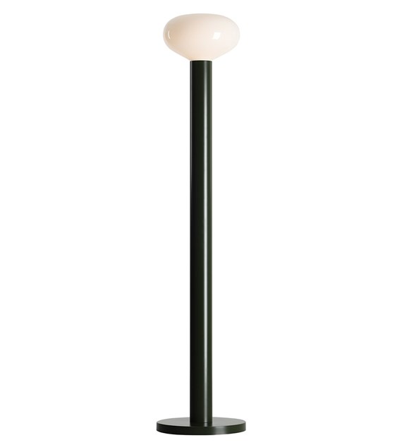 Zoom bilde av Flo Mørkegrønn gulvlampe Fra Artera - Den har en stilig ramme i m&oslash;rkegr&oslash;nn og en rund hvit glassskjerm som sprer et mykt og behagelig lys.