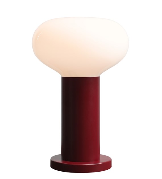 Flo 30cm Burgunder bordlampe Fra Artera - Den har en stilig ramme i burgunder og en rund hvit glassskjerm som sprer et mykt og behagelig lys.