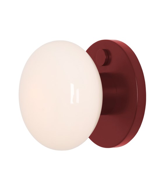 Flo Ø20 Burgunder vegglampe Fra Artera - Flo vegglampe i burgunderfarget metall med hvit glassskjerm har et moderne og stilig design som sprer et mykt og behagelig lys.