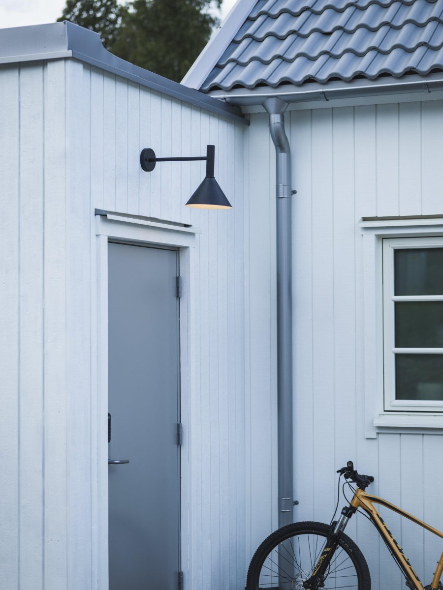 Tripp Svart utendørslampe Fra PR Home - Godkjent for utendørs bruk.