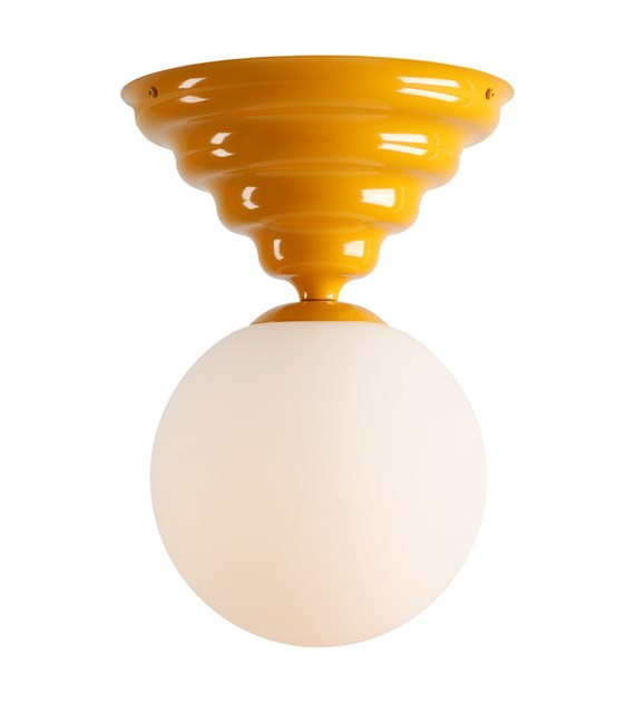 Wave Ø30 Gul plafond Fra Artera - Den har en gul ramme med et mykt bølgete design og en rund hvit glassskjerm som sprer et behagelig og jevnt lys i rommet.
