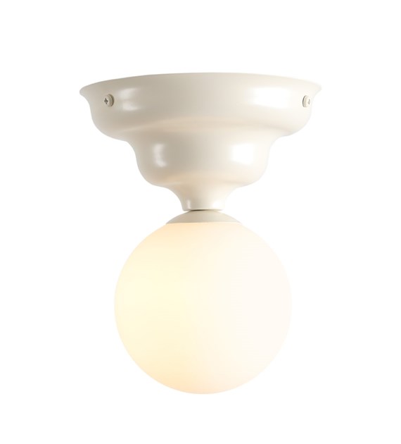 Wave Ø17 Kremhvit plafond Fra Artera - Den har et kremhvitt håndtak med et mykt bølgete design og en rund hvit glassskjerm som sprer et behagelig og jevnt lys i rommet.