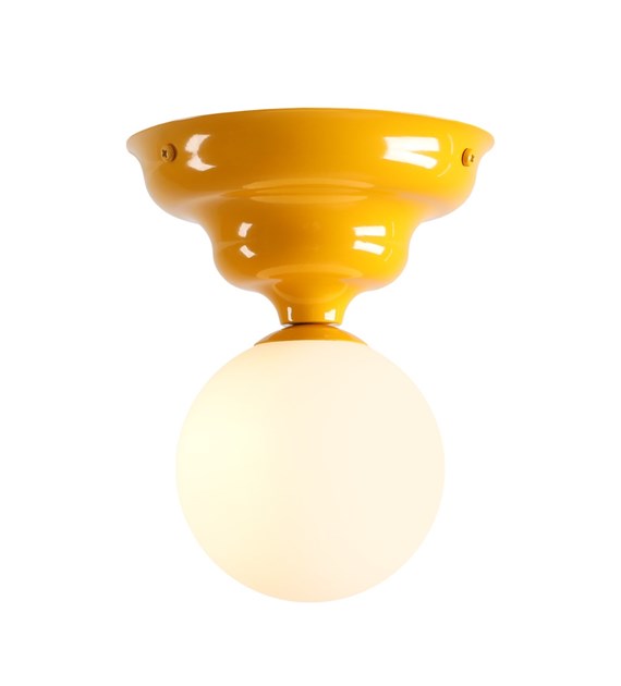 Zoom bilde av Wave Ø17 Gul plafond Fra Artera - Den har en gul ramme med et mykt bølgete design og en rund hvit glassskjerm som sprer et behagelig og jevnt lys i rommet.