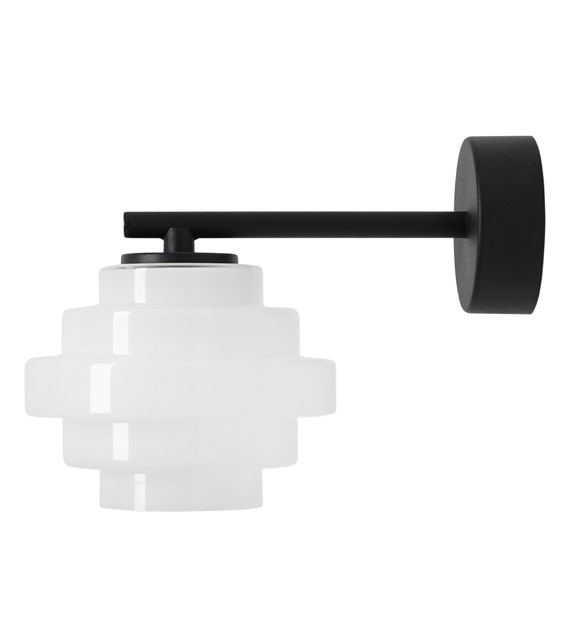 Filo 23cm Hvit vegglampe Fra Artera - Den opalhvite glassskjermen sprer et mykt og behagelig lys som er perfekt for både stemningsbelysning og funksjonell belysning i gangen, soverommet eller stuen.