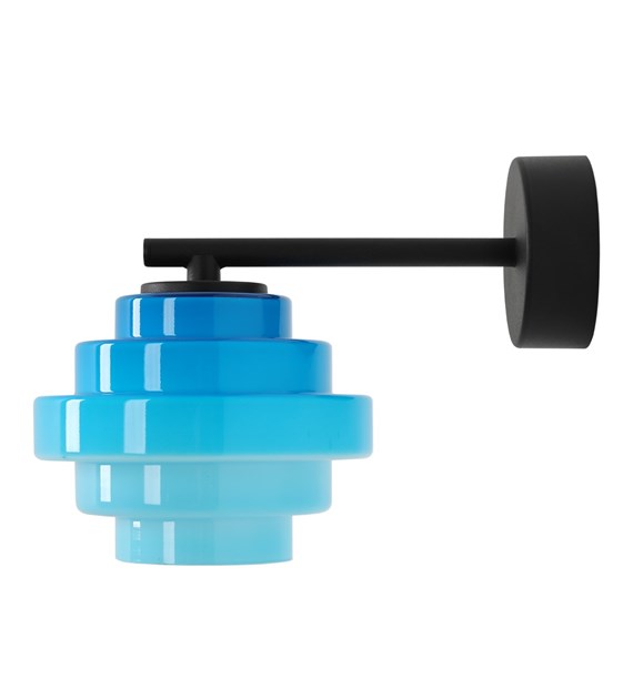 Filo 23cm Blå vegglampe Fra Artera - Den bl&aring; glassskjermen sprer et mykt og behagelig lys som er perfekt for b&aring;de stemningsbelysning og funksjonell belysning i gangen, soverommet eller stuen.