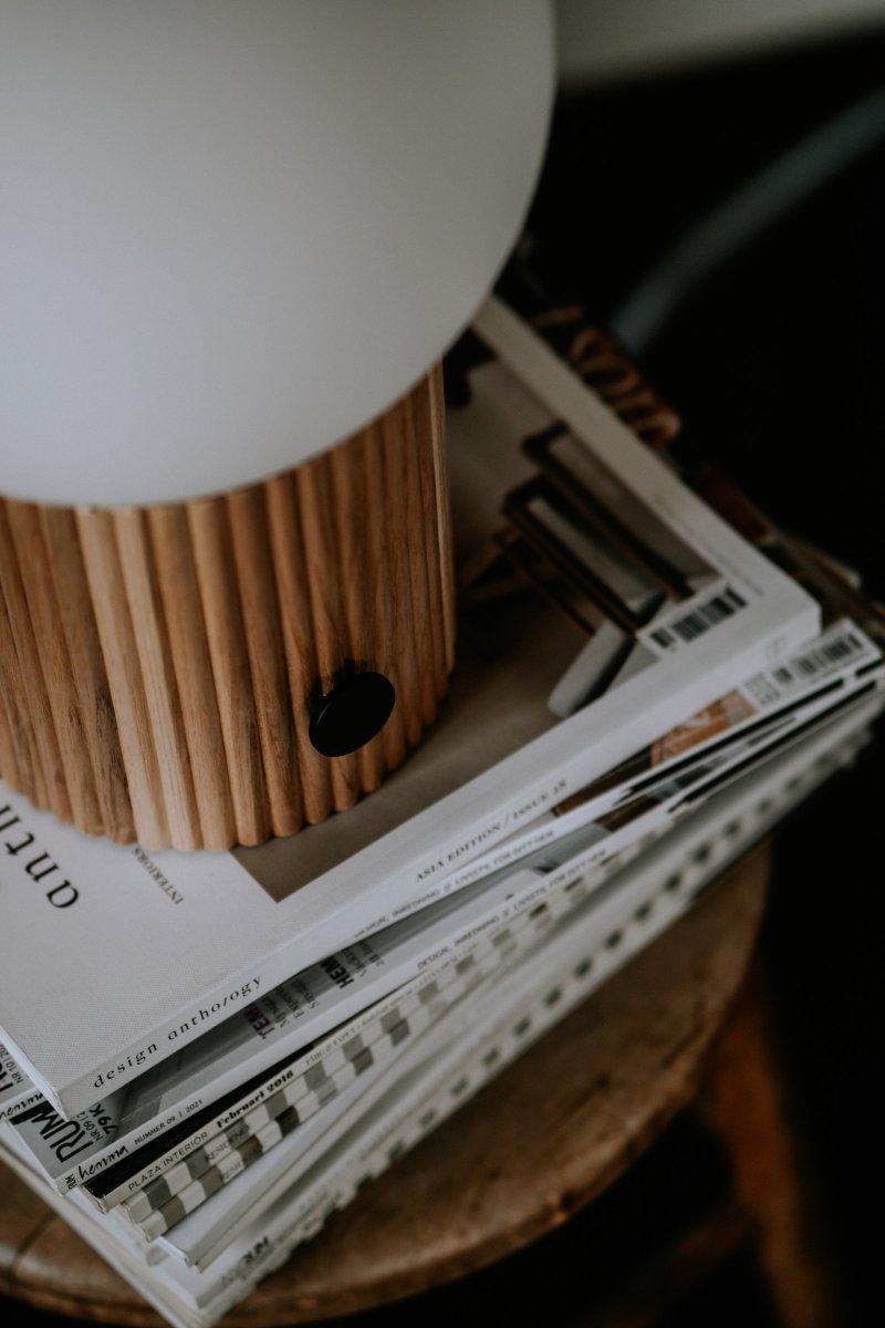 Hubble 32cm Natur bordlampe Fra Globen Lighting - Hubble er en lettplassert bordlampe som er minst like fin n&aring;r den er av som den er p&aring;.
