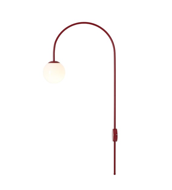 Una 42cm Burgunder vegglampe Fra Artera - Denne vegglampen i mørkt børstet metall og hvitt glass har et moderne og stilig design med en buet arm som elegant holder den hvite glassskjermen.